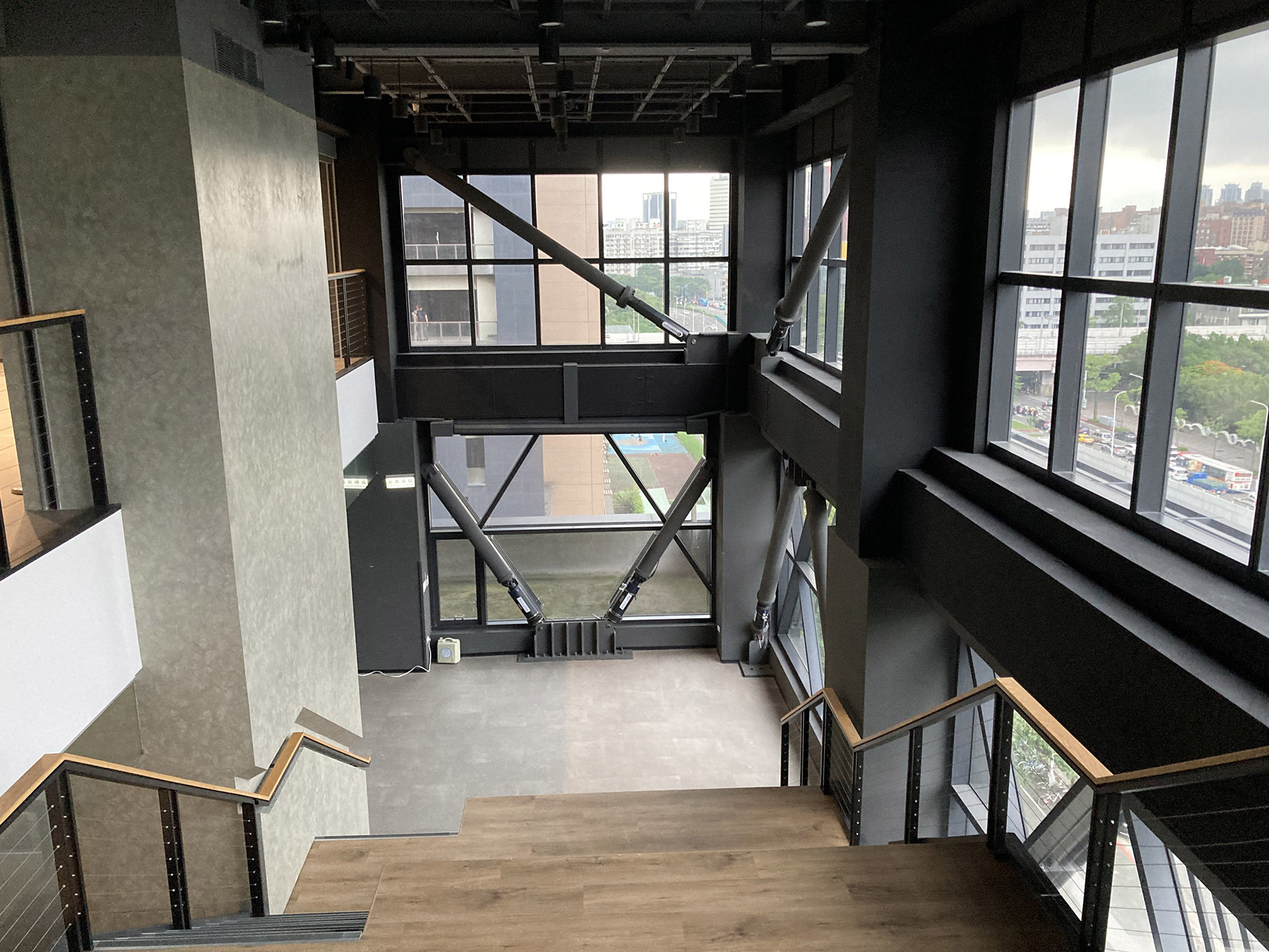 structure acier triangulée avec des amortisseurs fluides, bâtiments du NCREE